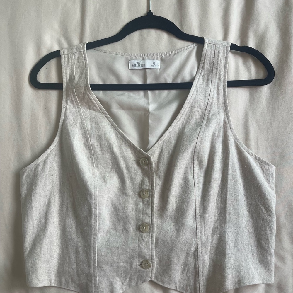 Hollister Cream Sleeveless Button-Down Blouse